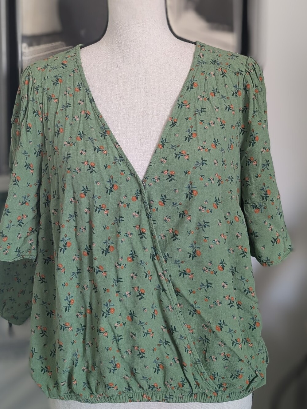 Sanctuary Women’s Green Floral V-Neck Surplus Blouse
